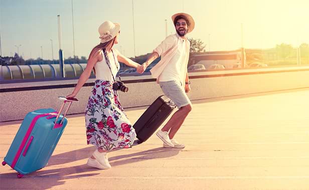 Par som uppnåt sin resebudget springer med en resväska