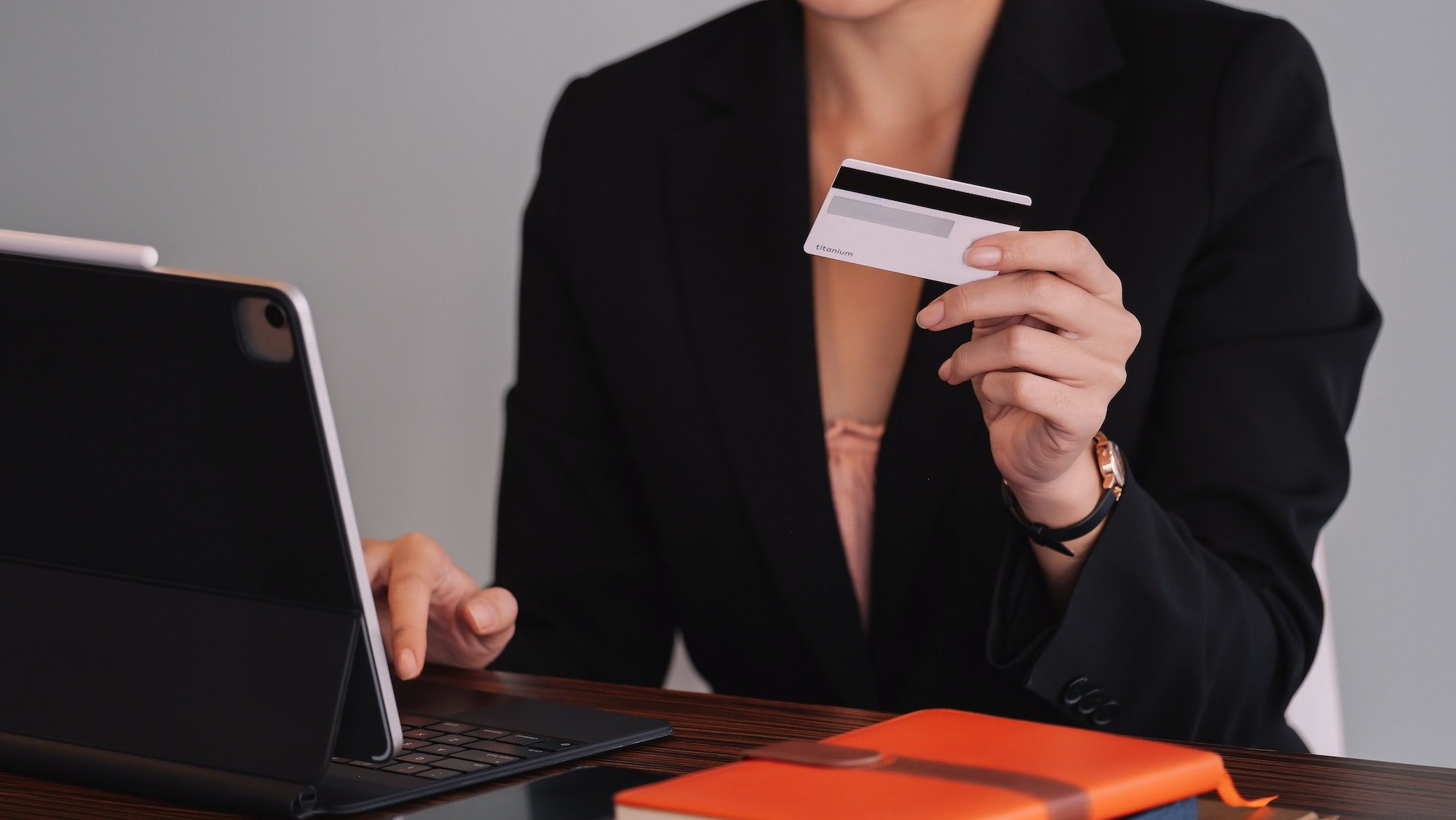 Kvinna betalar av sina kreditkortsskulder