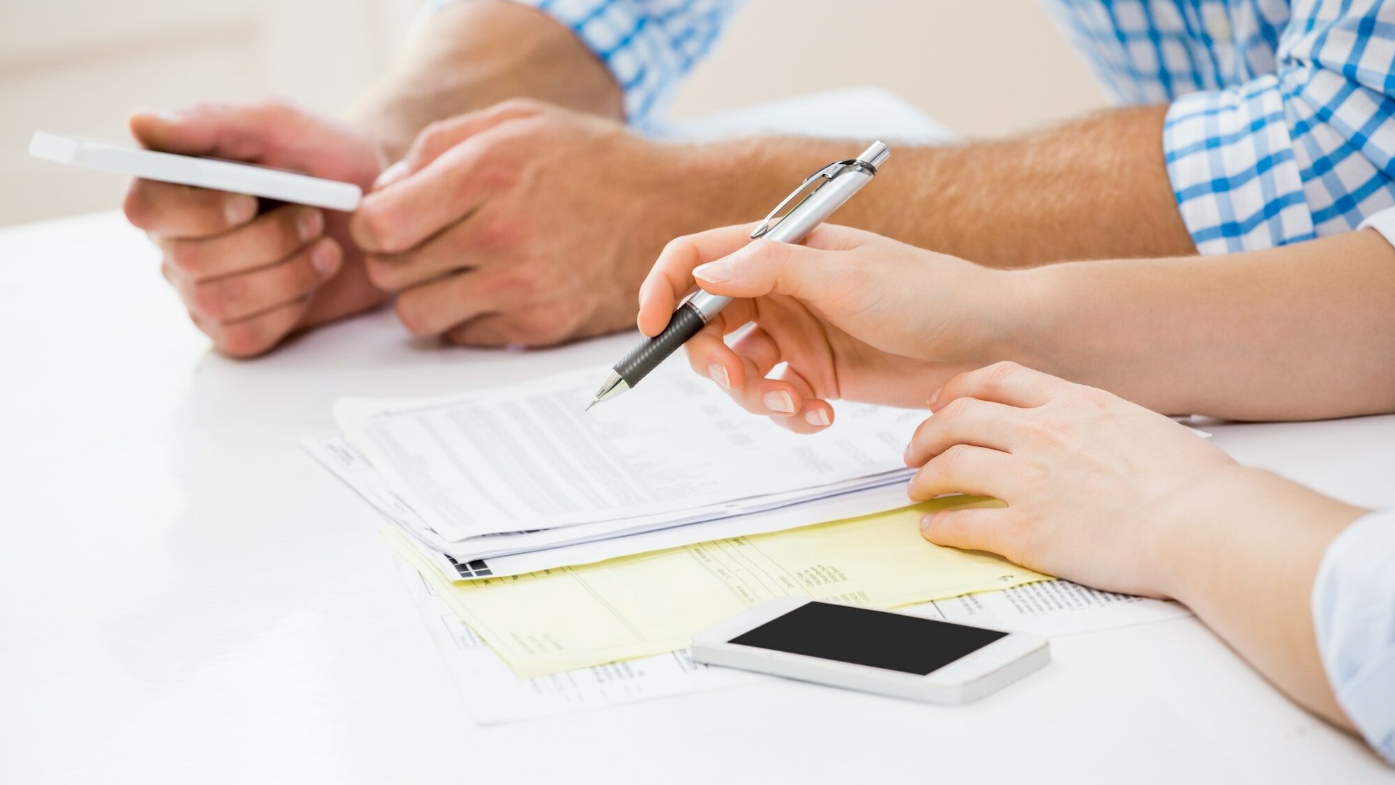 Par som beräknar räkningar, inklusive dröjsmålsränta