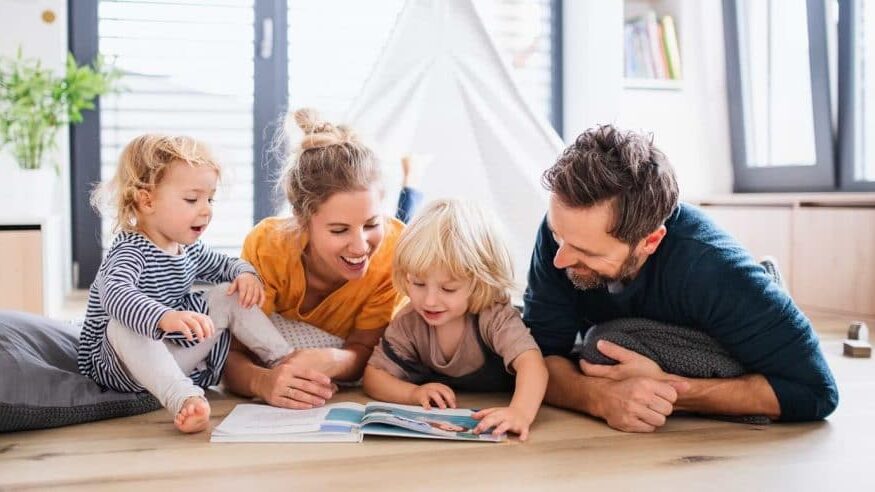 Par spenderar kvalitetstid med sina barn